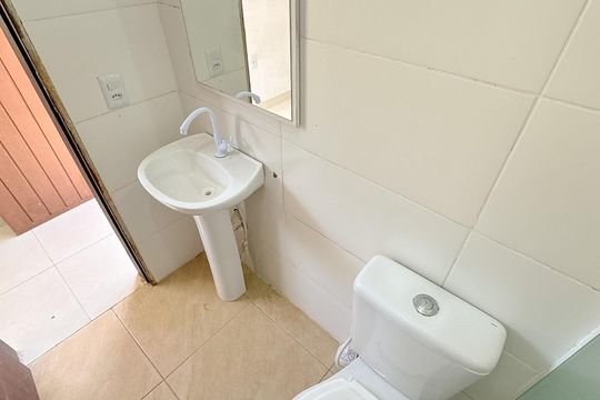 Banheiro social de apartamento para alugar com 1 quarto, 35m² em São João do Rio Vermelho, Florianópolis