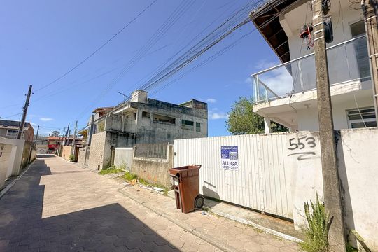 Fachada de apartamento para alugar com 1 quarto, 35m² em São João do Rio Vermelho, Florianópolis