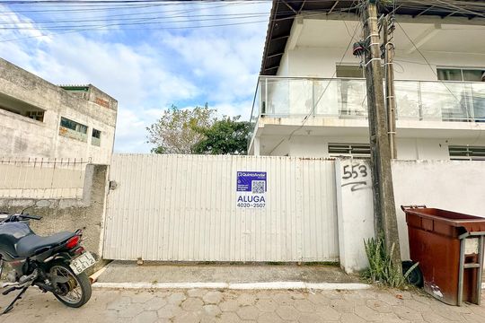 Fachada de kitnet/studio para alugar com 1 quarto, 35m² em São João do Rio Vermelho, Florianópolis