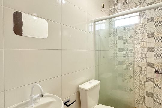 Banheiro de kitnet/studio para alugar com 1 quarto, 35m² em São João do Rio Vermelho, Florianópolis