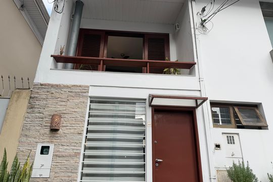 Fachada de casa de condomínio à venda com 1 quarto, 120m² em Jardim das Acacias, São Paulo