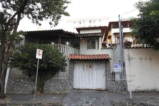 Fachada de casa à venda com 4 quartos, 370m² em Jardim America, Belo Horizonte