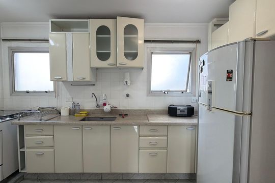 Cozinha de apartamento à venda com 2 quartos, 79m² em Vila Bertioga, São Paulo