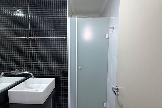 Banheiro de apartamento à venda com 2 quartos, 79m² em Vila Bertioga, São Paulo