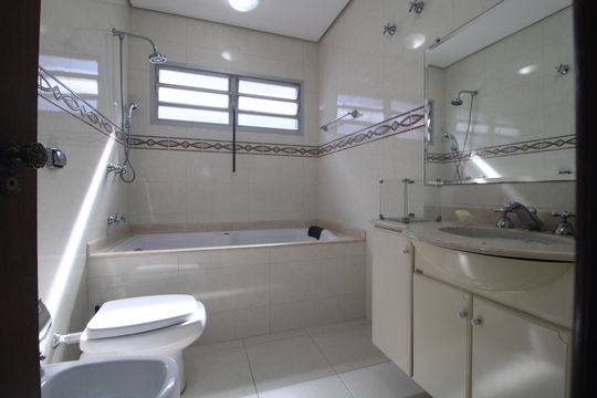 Banheiro da suíte de casa para alugar com 3 quartos, 157m² em Planalto Paulista, São Paulo