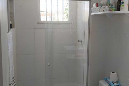 Banheiro de casa de condomínio para alugar com 2 quartos, 50m² em Itapuã, Salvador