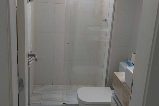 Banheiro de casa de condomínio para alugar com 2 quartos, 50m² em Itapuã, Salvador