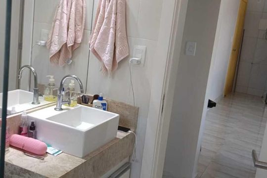 Banheiro de casa de condomínio para alugar com 2 quartos, 50m² em Itapuã, Salvador