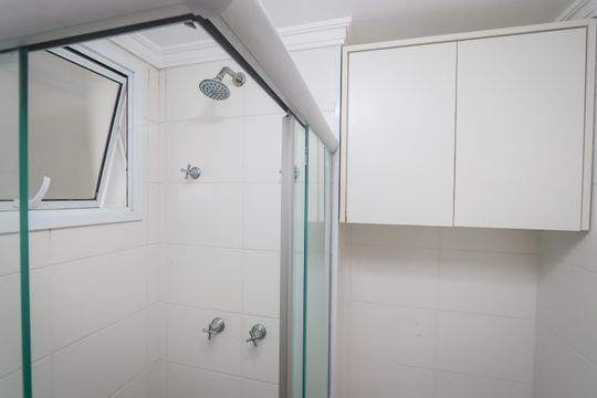 Banheiro de apartamento para alugar com 2 quartos, 52m² em Jardim Monte Alegre, Taboão da Serra