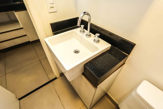Banheiro de kitnet/studio à venda com 1 quarto, 21m² em Vila Mariana, São Paulo