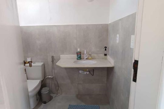 Banheiro de casa de condomínio para alugar com 3 quartos, 360m² em Itapuã, Salvador