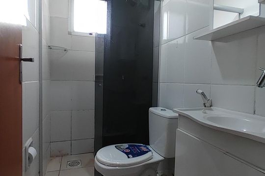 Banheiro de kitnet/studio para alugar com 1 quarto, 20m² em Jardim Patricia, Uberlândia
