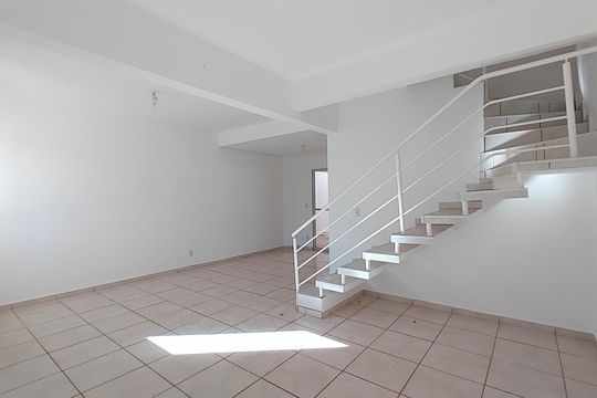 Sala de casa de condomínio para alugar com 3 quartos, 95m² em Gávea, Uberlândia