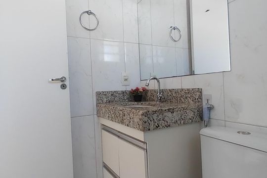 Banheiro de casa de condomínio para alugar com 3 quartos, 95m² em Gávea, Uberlândia