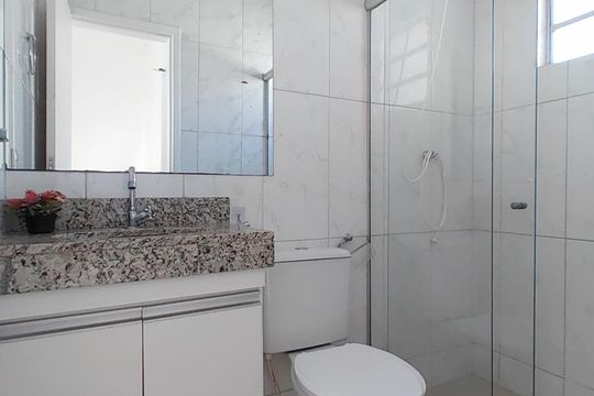 Banheiro de casa de condomínio para alugar com 3 quartos, 95m² em Gávea, Uberlândia