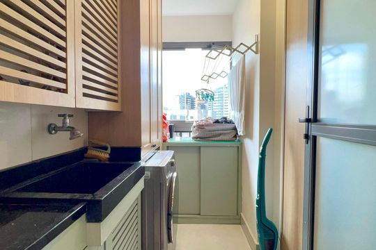 Banheiro de serviço de apartamento à venda com 1 quarto, 47m² em Vila Anglo Brasileira, São Paulo