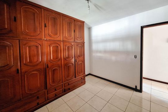 Quarto 2 de casa à venda com 3 quartos, 360m² em Piratininga, Niterói