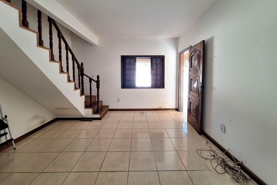 Casa à venda com 3 quartos, 360m² em Piratininga, Niterói