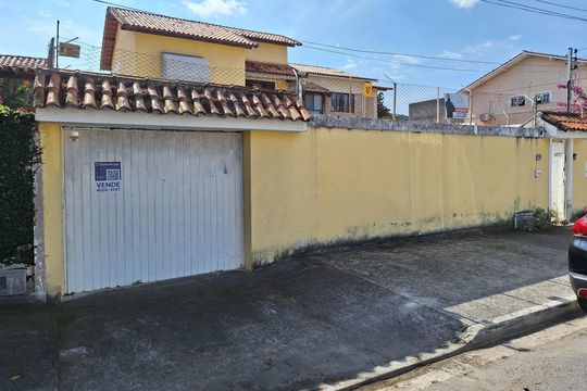 Fachada de casa à venda com 3 quartos, 360m² em Piratininga, Niterói