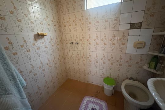 Banheiro da Suíte 2 de casa à venda com 3 quartos, 442m² em Jardim Ana Lúcia, Goiânia