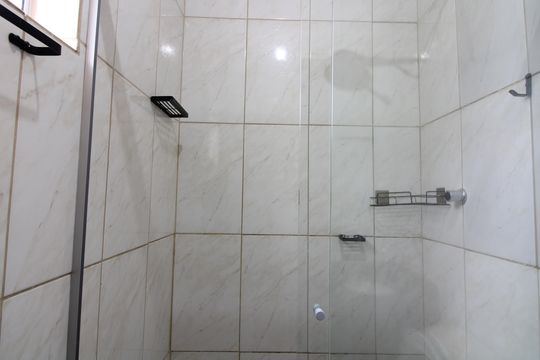Banheiro de casa de condomínio para alugar com 1 quarto, 36m² em Vila Buenos Aires, São Paulo