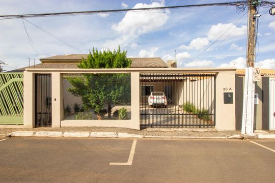Fachada de casa de condomínio à venda com 3 quartos, 400m² em  Vicente Pires, Brasília