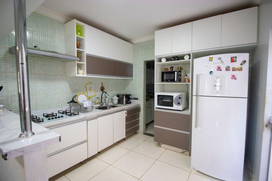 Cozinha de casa de condomínio à venda com 3 quartos, 400m² em  Vicente Pires, Brasília