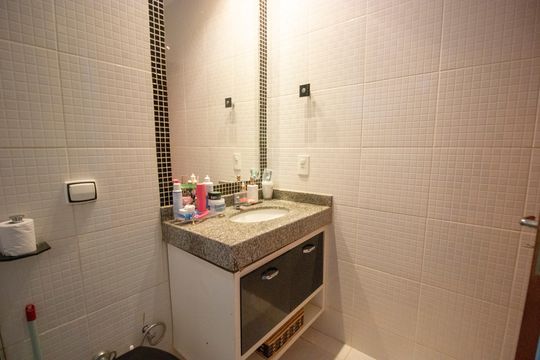 Banheiro da Suíte de casa de condomínio à venda com 3 quartos, 400m² em  Vicente Pires, Brasília
