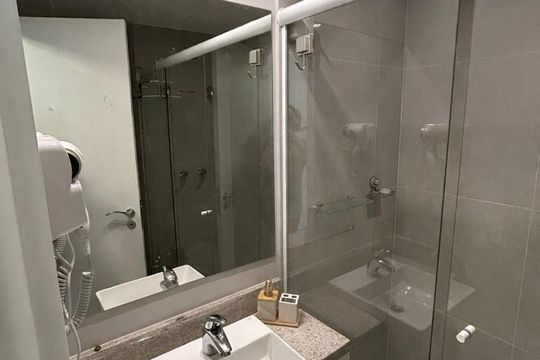 Banheiro de apartamento à venda com 1 quarto, 28m² em Boa Vista, Porto Alegre