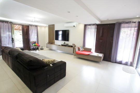 Sala de Estar de casa de condomínio à venda com 4 quartos, 400m² em Jacarepaguá, Rio de Janeiro