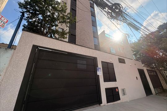 Fachada + placa YGVO-1883 de kitnet/studio para alugar com 1 quarto, 18m² em Vila Sao Pedro, Santo André