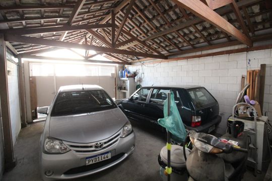 Garagem de casa à venda com 3 quartos, 200m² em Cidade São Francisco, São Paulo