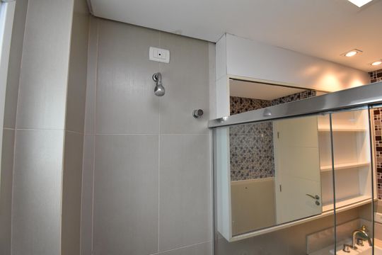 Banheiro de apartamento à venda com 1 quarto, 57m² em Bigorrilho, Curitiba
