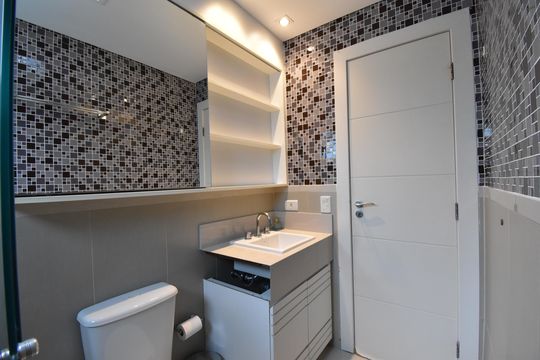 Banheiro de apartamento à venda com 1 quarto, 57m² em Bigorrilho, Curitiba