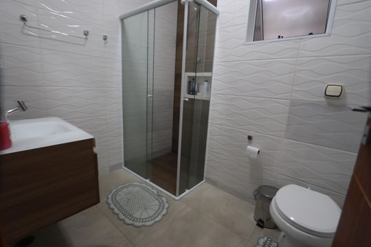 Banheiro de casa à venda com 3 quartos, 100m² em Jardim Nice, São Paulo