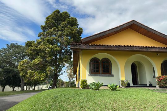 Fachada de casa de condomínio para alugar com 5 quartos, 435m² em Jardim California, Jacareí