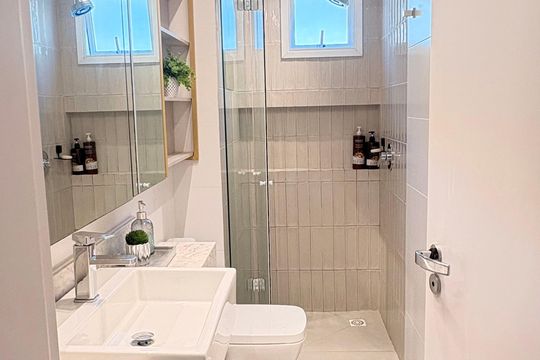 Banheiro de apartamento à venda com 2 quartos, 99m² em Bacacheri, Curitiba