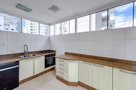 Cozinha de apartamento para alugar com 4 quartos, 180m² em Jardim Analia Franco, São Paulo