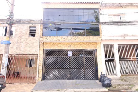 Fachada do imóvel - Placa instalada no portão - Código YMAV-492 de casa à venda com 3 quartos, 150m² em Vila Carmosina, São Paulo
