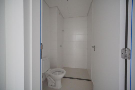 Banheiro de apartamento para alugar com 2 quartos, 55m² em Serraria, São José