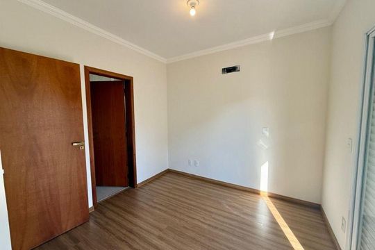Casa à venda com 3 quartos, 210m² em Colina dos Pinheiros, Valinhos