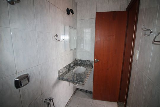 Banheiro de apartamento para alugar com 3 quartos, 110m² em Água Branca, Contagem
