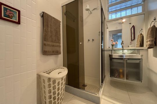 Banheiro social 1 de apartamento para alugar com 2 quartos, 71m² em Copacabana, Rio de Janeiro