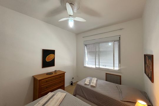 Quarto 1 de apartamento para alugar com 2 quartos, 71m² em Copacabana, Rio de Janeiro
