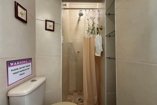 Banheiro social 2 de apartamento para alugar com 2 quartos, 71m² em Copacabana, Rio de Janeiro