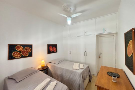 Quarto 1 de apartamento para alugar com 2 quartos, 71m² em Copacabana, Rio de Janeiro