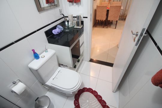 Banheiro de apartamento à venda com 2 quartos, 50m² em Industrial, Contagem