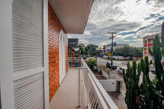 Varanda de casa para alugar com 3 quartos, 204m² em Santa Maria Goretti, Porto Alegre