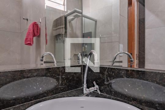 Banheiro de casa à venda com 2 quartos, 87m² em Santa Monica, Belo Horizonte