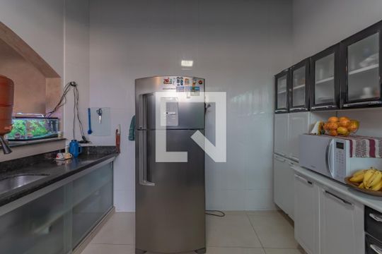 Cozinha de casa à venda com 2 quartos, 87m² em Santa Monica, Belo Horizonte